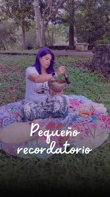 Yatzil con un cuenco tibetano sobre un mandala en el jardín