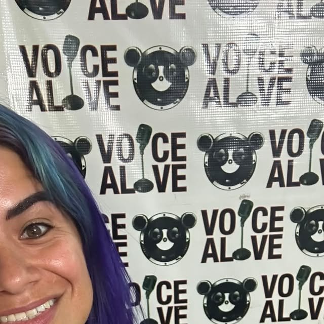 Yatzil sonriendo en Voice Alive Radio